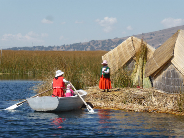 4 Peru Puno Uros Island Women